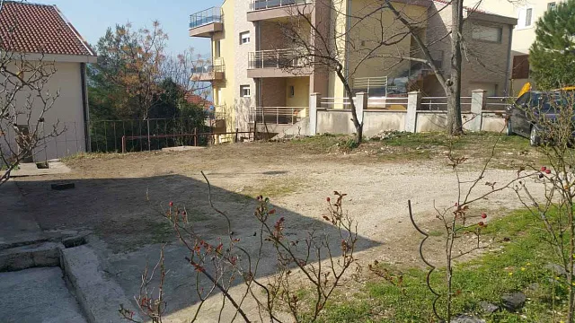 Zum Verkauf steht ein Haus mit großem Grundstück in Dobrota, — photo 12